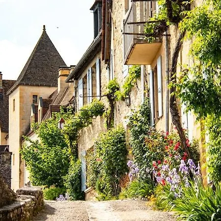 Hébergement de vacances Attractive With A Terrace On A Hill In The Dordogne *