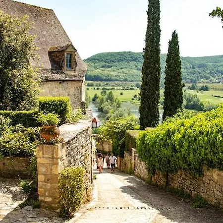 Hébergement de vacances Attractive With A Terrace On A Hill In The Dordogne Mauroux (Lot)