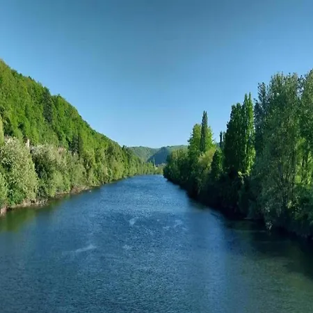 Hébergement de vacances Attractive With A Terrace On A Hill In The Dordogne Mauroux (Lot)